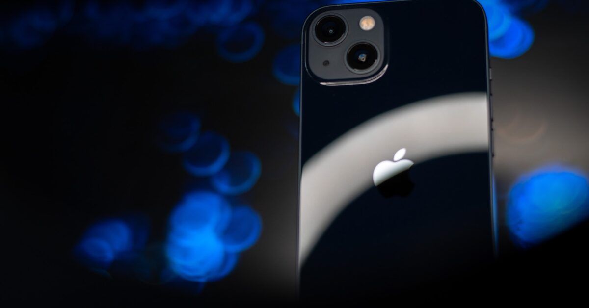 Un Iphone Del Telefono Fotografato in Luce Solare Su Uno Sfondo Blu  Trasparente Immagine Stock - Immagine di chiamata, mobilità: 280543185