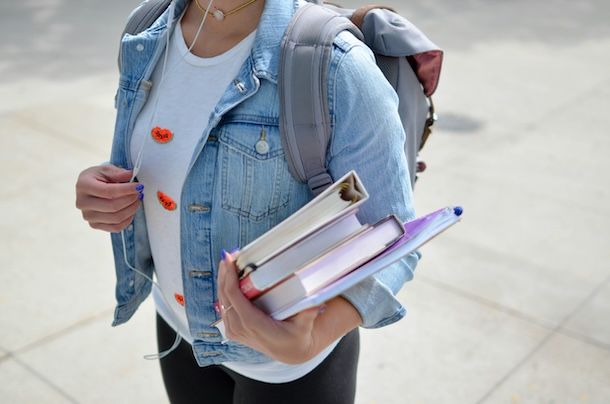 Ragazza con libri