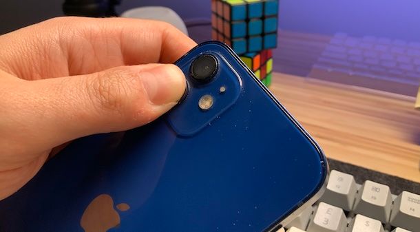 Come togliere copri fotocamera iPhone