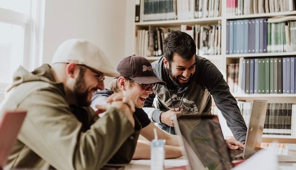 Gruppo di persone davanti al computer