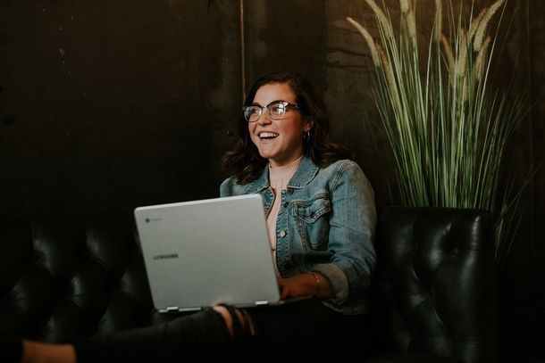 ragazza al computer