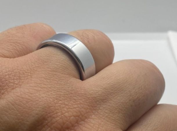 smart ring indossato al dito