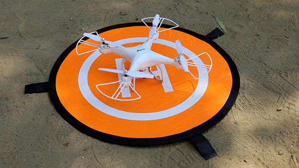 drone appoggiato al tappetino di decollo e atterraggio RTH