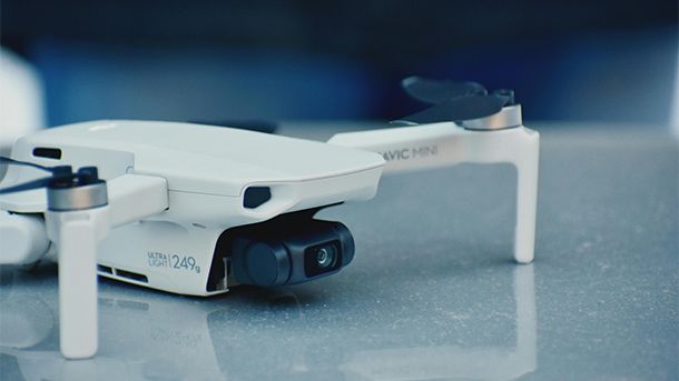 drone bianco con dettaglio della fotocamera