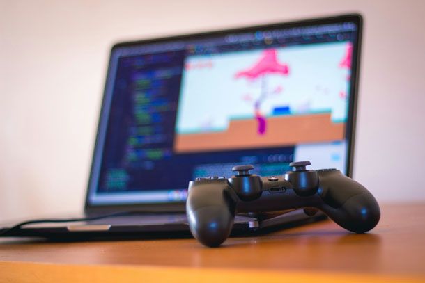 Laptop connesso a controller di gioco