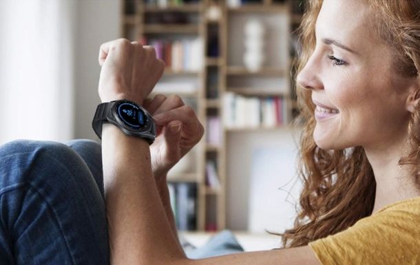 ragazza che utilizza lo smartwatch