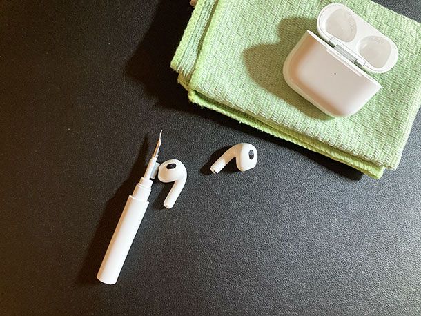 Come pulire le AirPods dentro